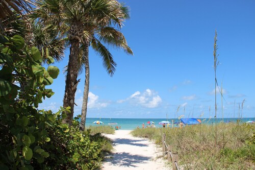 Updates Polynesian Villa - 5 minutes from Gulf Beaches!