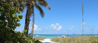 Updates Polynesian Villa - 5 minutes from Gulf Beaches!