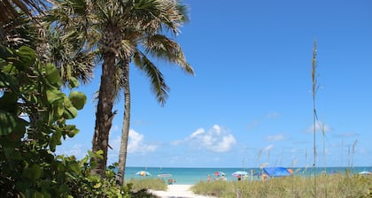 Updates Polynesian Villa - 5 minutes from Gulf Beaches!