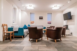 40-Zoll-Flachbildfernseher mit Satellitenempfang, Fernseher