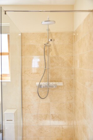 Baignoire, séchoir à cheveux, serviettes fournies, savon