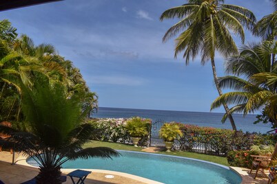 Beachfront 2BR Family Apartment Courland Bay, Saltwater Pool & Panoramic Views