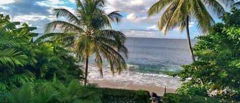 En la playa, camastros y toallas de playa