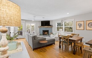 スマートテレビ、暖炉、書庫、PC モニター