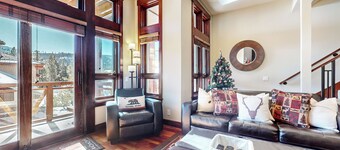 Elegant Home, Hot Tub & Garage. Serene Location near Biking & Walking Trails