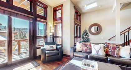 Elegant Home, Hot Tub & Garage. Serene Location near Biking & Walking Trails