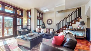 Smart TV y chimenea 