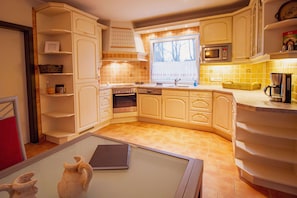 Kühlschrank, Mikrowelle, Ofen, Herdplatte