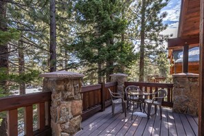 Outdoor dining - Large Luxury Home, Near The Village, On Golf Course. Gas Grill & Washer/Dryer (Mammoth Lakes)