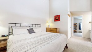 3 bedrooms, iron/ironing board, free WiFi, bed sheets - Spacious & Bright, Walk to Eagle Lodge, Slopes & Shuttle. 1 Covered Parking (Mammoth Lakes)