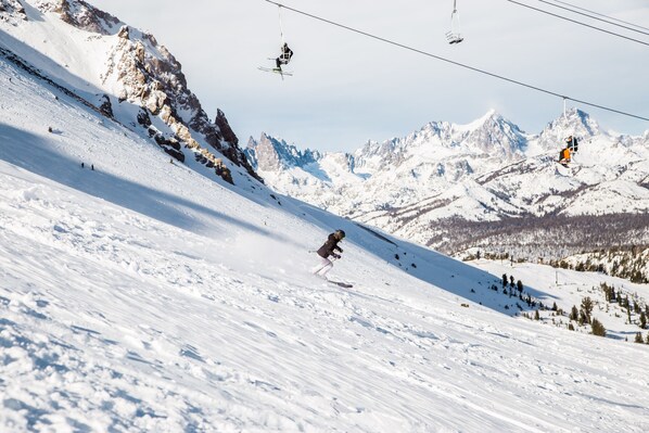 Snow and ski sports - Spacious & Bright, Walk to Eagle Lodge, Slopes & Shuttle. 1 Covered Parking (Mammoth Lakes)
