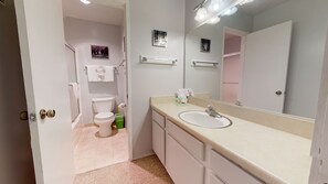 Combined shower/tub, hair dryer, towels - Spacious & Bright, Walk to Eagle Lodge, Slopes & Shuttle. 1 Covered Parking (Mammoth Lakes)