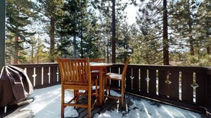 Outdoor dining - Elegant & Large, On the Sierra Star Golf Course! Private Jacuzzi & Gas Grill (Mammoth Lakes)