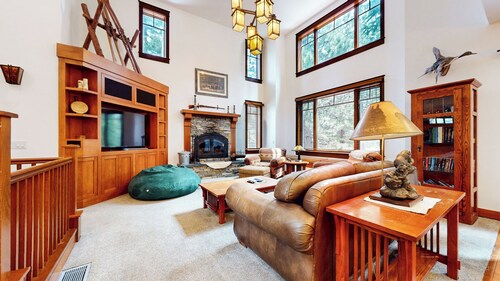 Large Beautiful Luxury Home! Two Primary Suites & Hot Tub. Near Eagle Lodge!