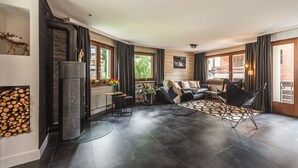 Una sala moderna con chimenea, un conjunto de sofás y un comedor.