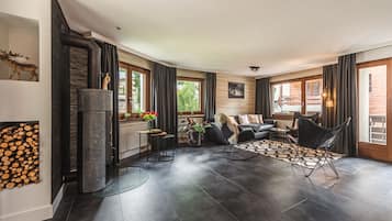 Fernseher, Kamin, DVD-Player