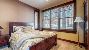 4 bedrooms, free WiFi, bed sheets - Pet-Friendly, Stunning! On Golf Course! Private Hot Tub, Grill, Washer/Dryer (Mammoth Lakes)