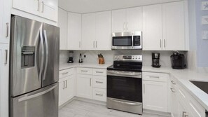 Kjøleskap, mikrobølgeovn, ovn og kokeplater