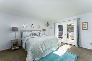 4 soverom, skrivebord, strykejern/-brett og reiseseng for barn