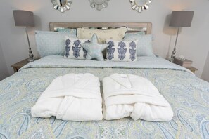 4 bedrooms, desk, iron/ironing board, travel cot - STUNNING HOME WITH SPA, FRONT AND BACK YARD, HUGE DECK, OUTSTANDING LOCATION (Lake Forest)