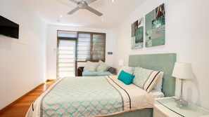 4 bedrooms, iron/ironing board, travel crib, free WiFi - Illaroo - Absolute Beachfront with Spa (Culburra Beach)