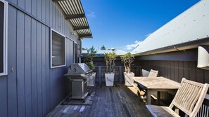 Outdoor dining - Illaroo - Absolute Beachfront with Spa (Culburra Beach)