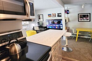 Frigorifero, microonde, forno, piano cottura