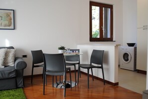 城市公寓 | 起居区 | 24-英寸纯平电视 （配备数码频道）、电视