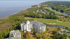 Un grand complexe hôtelier comprenant plusieurs bâtiments, un terrain de golf et un lac.