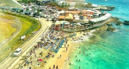 Until 6 people, 2 spacious bedrooms, front of the sea, pools tennis parking BBQ