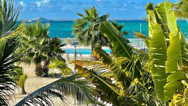 A beach with palm trees and a pool. - Until 6 people, 2 spacious bedrooms, front of the sea, pools tennis parking BBQ (Collectivité de Saint-Martin)