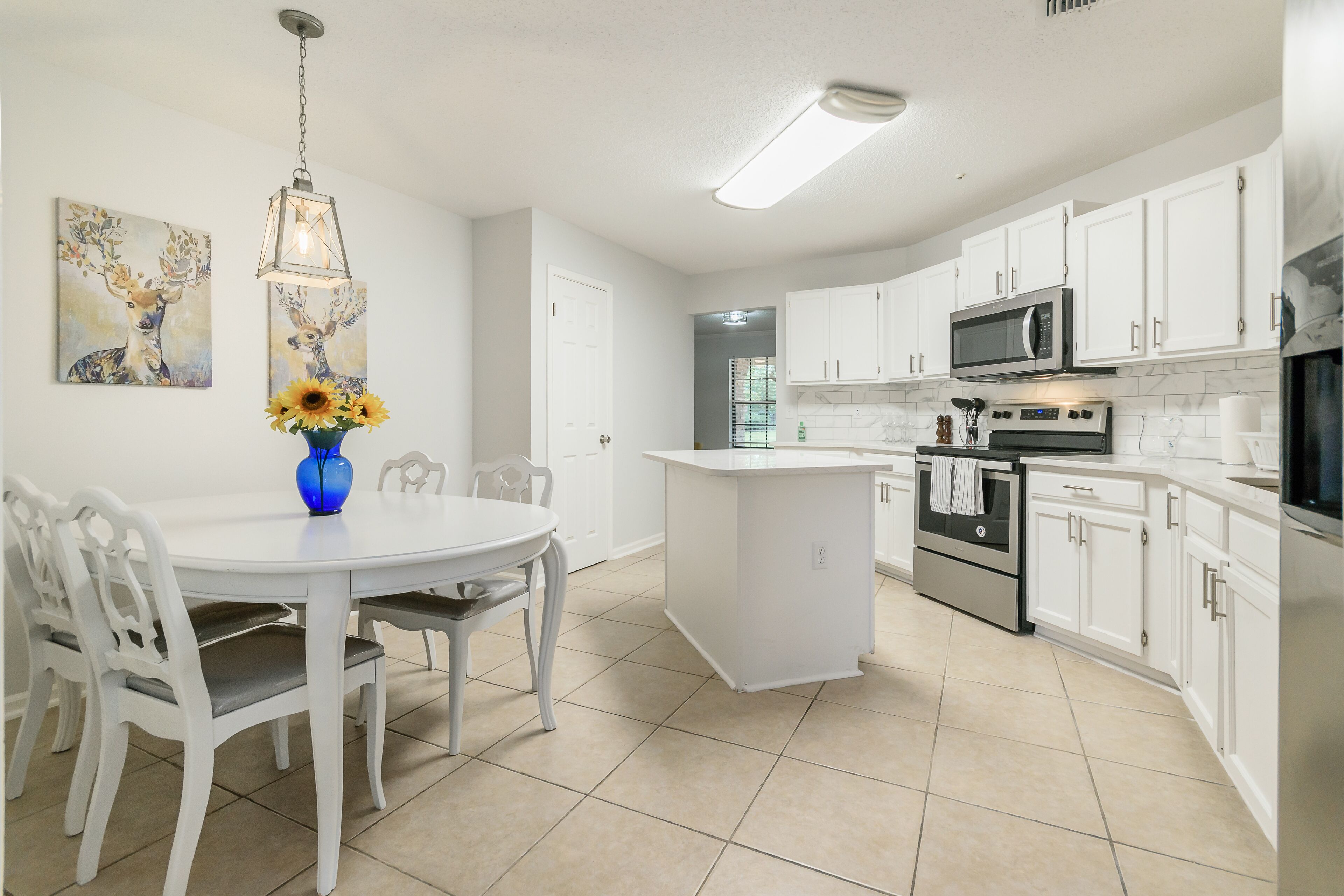 Newly re-modeled, Spacious and Clean home in Great neighborhood - 65'' SmartTV!