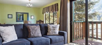 Outpost: Clark's Knoll 367 - Walk to Town Square