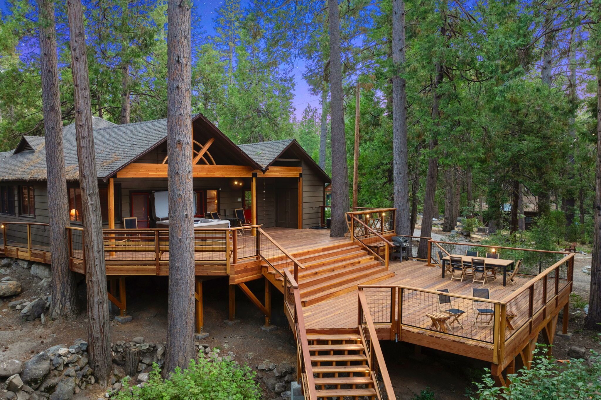Almost Heaven! A charming cabin on the creek walk to town with spa