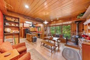 Smart TV, lareira, aparelho de som