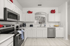 冰箱、微波炉、烤箱、炉灶