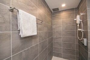 Exclusive Studio Suite | Bathroom | Shower, free toiletries, hair dryer, bidet