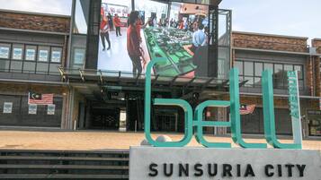 Une enseigne indiquant « Sunsuria City », avec un grand chiffre « 6 » et le mot « Avenue » écrit au-dessus.