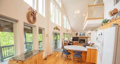River Hills Vistas - Mountain Top Lodge w/ Mountain Views - Hot Tub - River Access