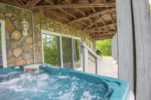 River Hills Vistas - Mountain Top Lodge w/ Mountain Views - Hot Tub - River Access