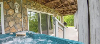River Hills Vistas - Mountain Top Lodge w/ Mountain Views - Hot Tub - River Access