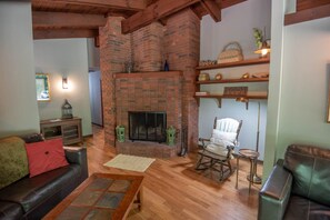 Televisión y chimenea