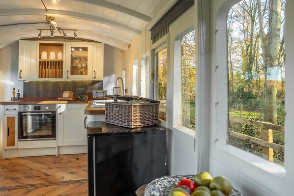 Refrigerador, microondas y horno 