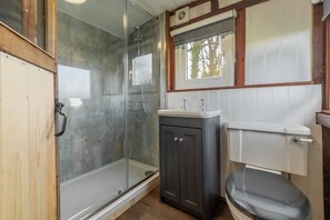 Een douche, een haardroger, handdoeken