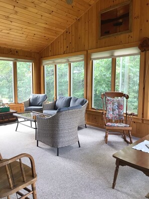 Smart TV, reproductor de DVD, libros y videoteca 