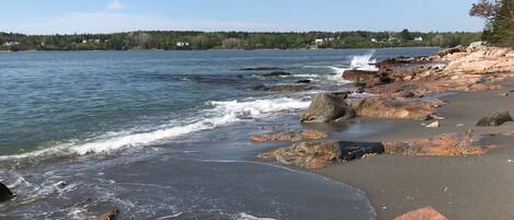 På stranden, solsenger og strandhåndklær
