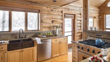 Kylskåp, mikrovågsugn, ugn och spishäll