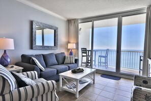 薄型テレビ、暖炉、DVD プレーヤー、ステレオ