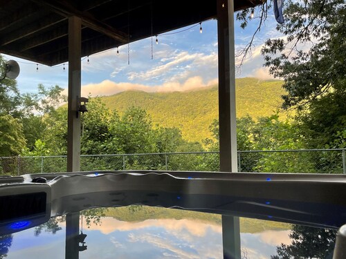 Hot tub-Mountain View -Fire Pit-Pool Table & Ping Pong Table-