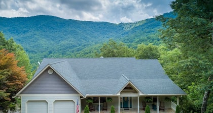 Hot tub-Mountain View -Fire Pit-Pool Table & Ping Pong Table-